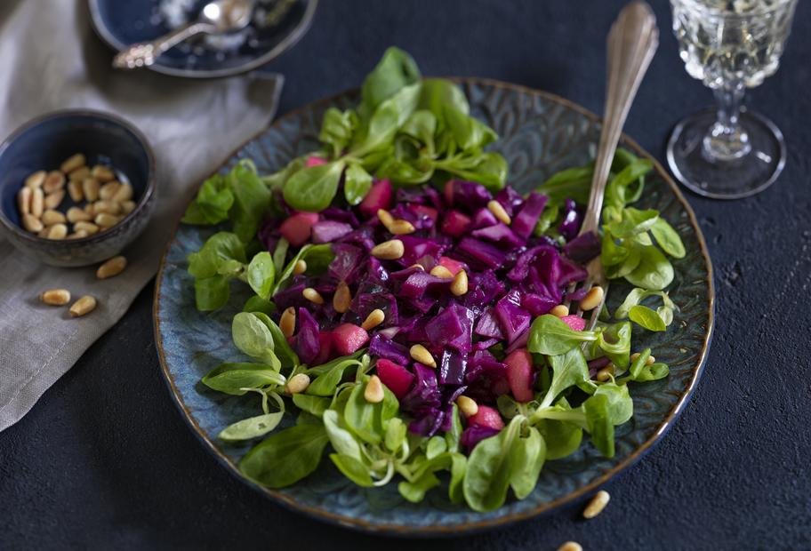 Rotkohlsalat auf einem Feldsalatbett