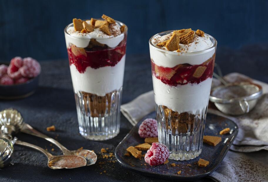 Schichtdessert mit Spekulatius und Himbeeren
