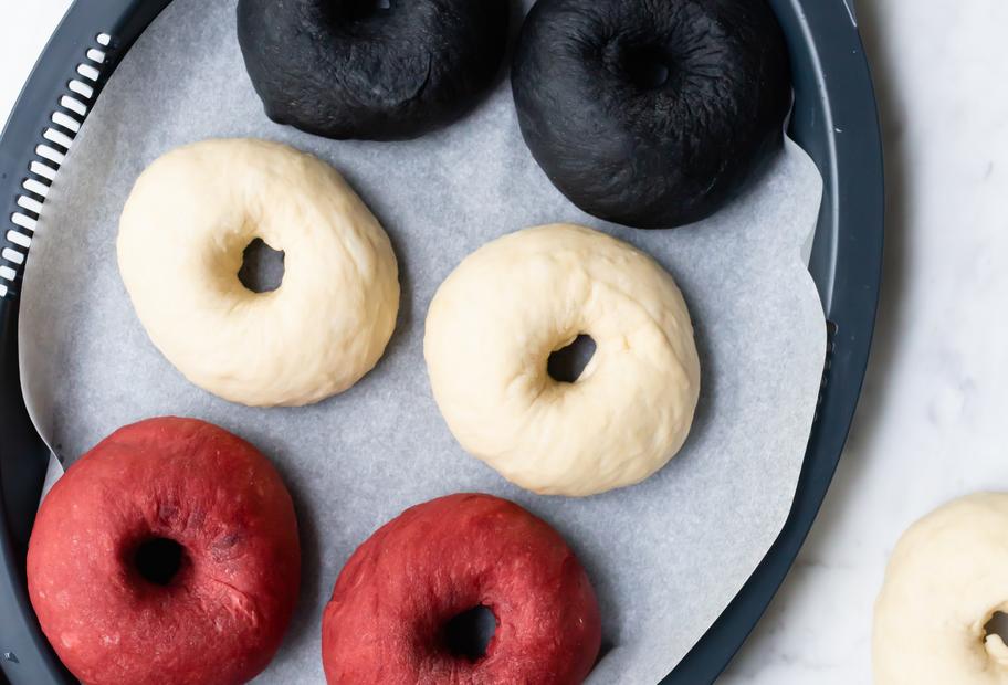 Farbenfrohe Bagels