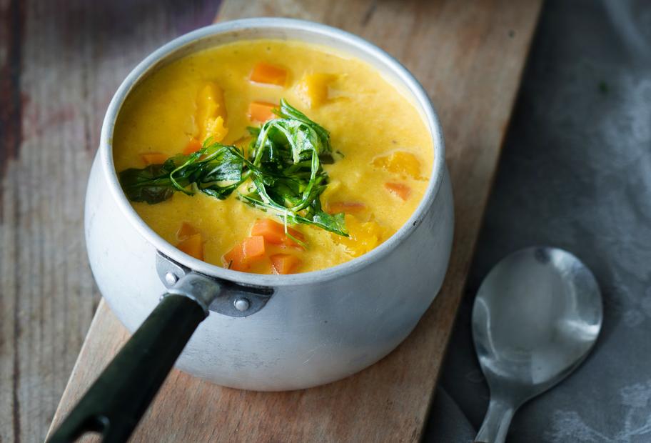 Fruchtige Karotten-Mango-Suppe mit frittiertem Rucola für den Thermomix®