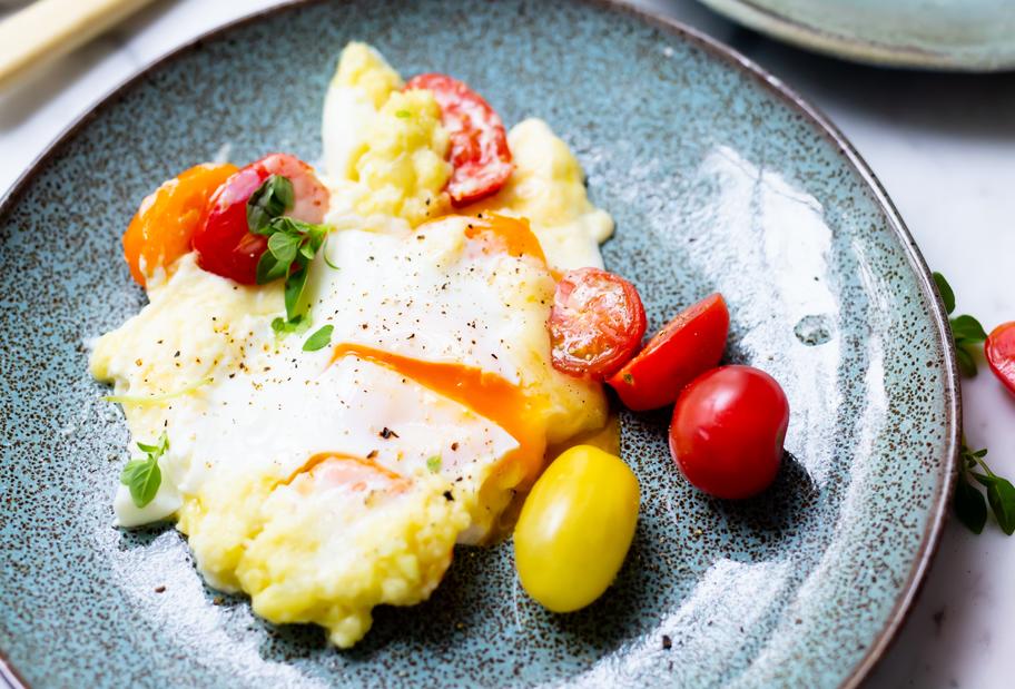 Gedämpfte Eier mit Tomaten, Käse & Zwiebeln