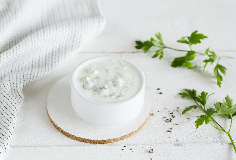 Erfrischender Joghurt-Dip mit Zitrone