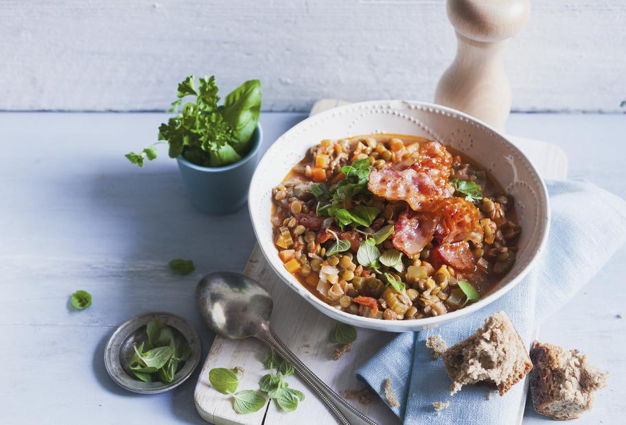Linseneintopf mit Tomaten und Speck