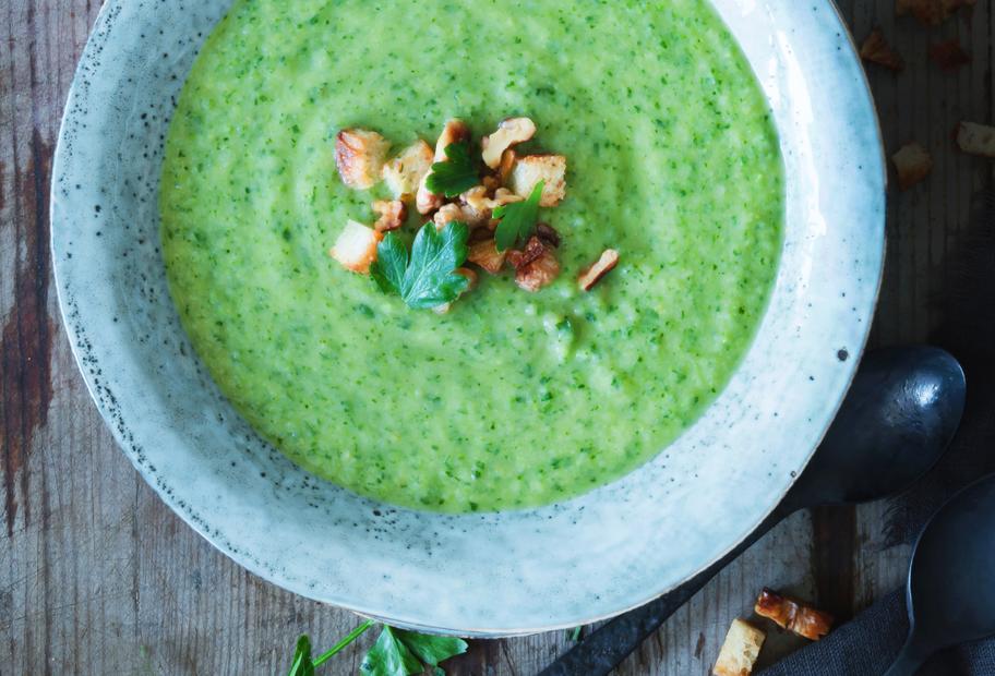 Petersilien-Wirsing-Cremesuppe mit Walnuss-Croûtons