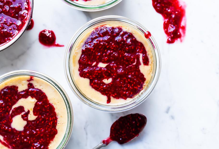 Veganer Quinoapudding mit Himbeerpüree