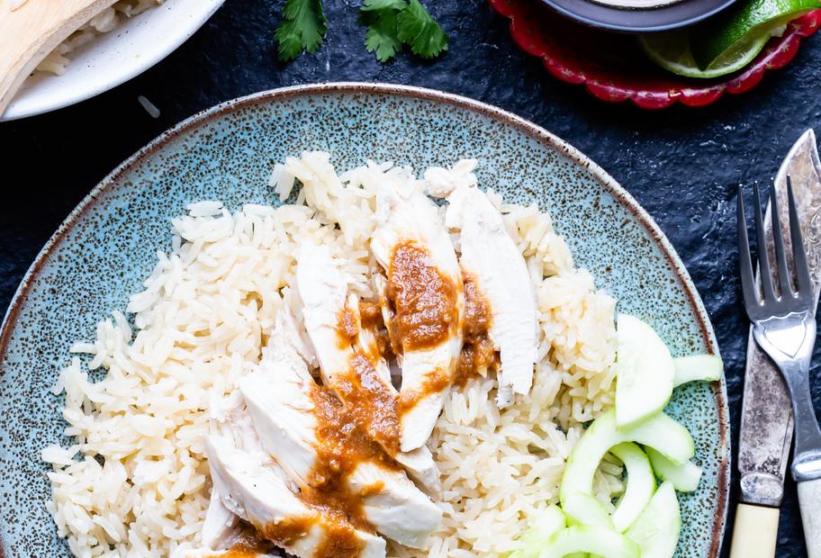 Reis mit Hähnchen „Hainanese“