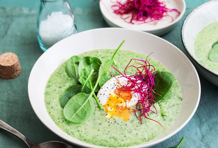 Spinat-Porree-Suppe mit pochiertem Ei