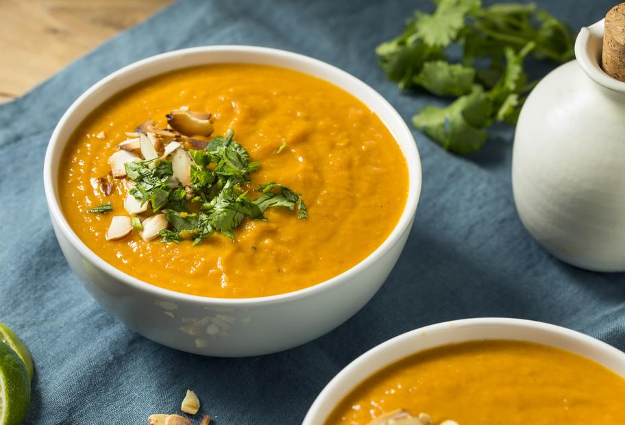 Vegane Süßkartoffel-Karotten-Suppe mit gerösteten Mandeln