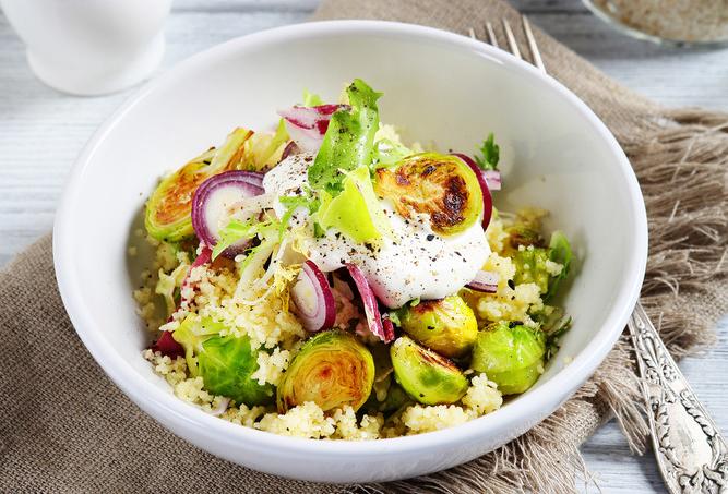 Lockerer Couscous mit gebratenem Rosenkohl und Zitronencreme