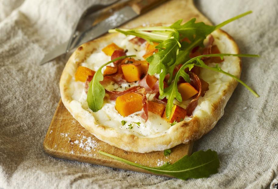 Kleine Pizza mit Kürbis und Pancetta