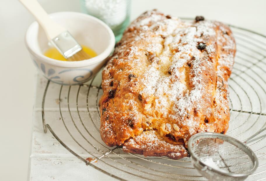 Einfacher Quarkstollen mit Rosinen