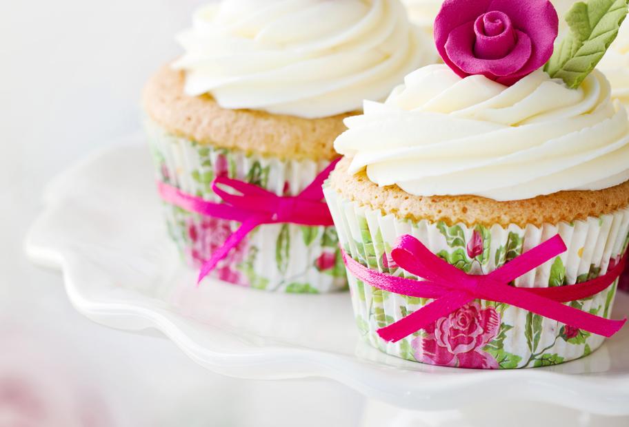 Festliche Vanillemuffins mit Frischkäse-Topping