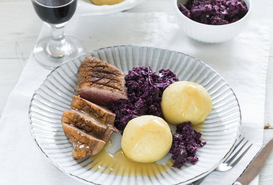 Entenbrust mit Rotkohl und Klößen
