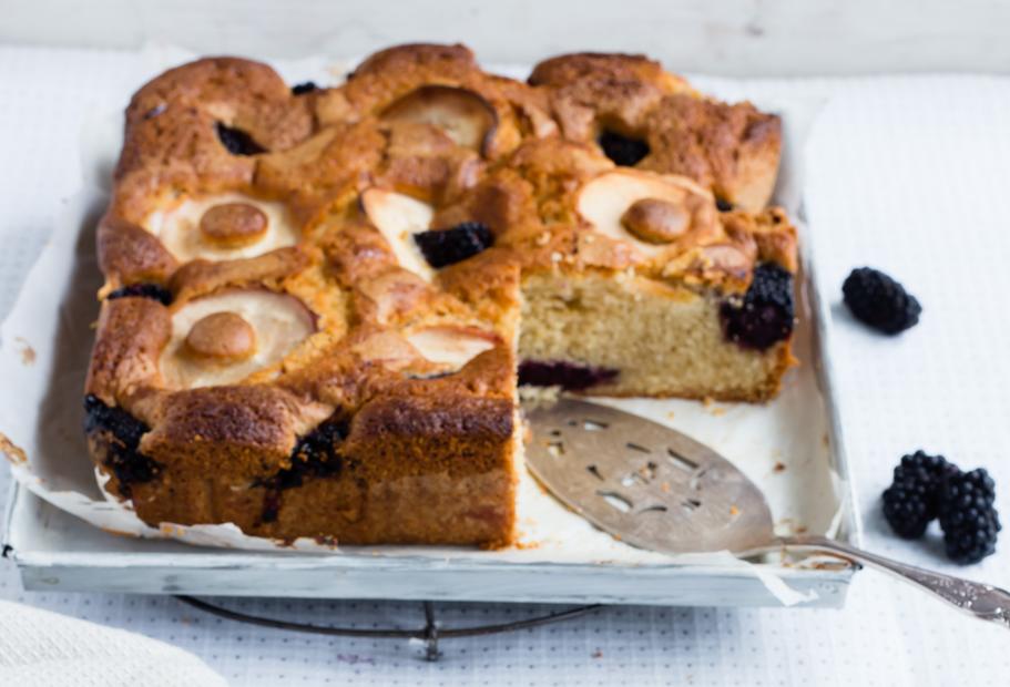 Schneller Apfelkuchen mit Brombeeren