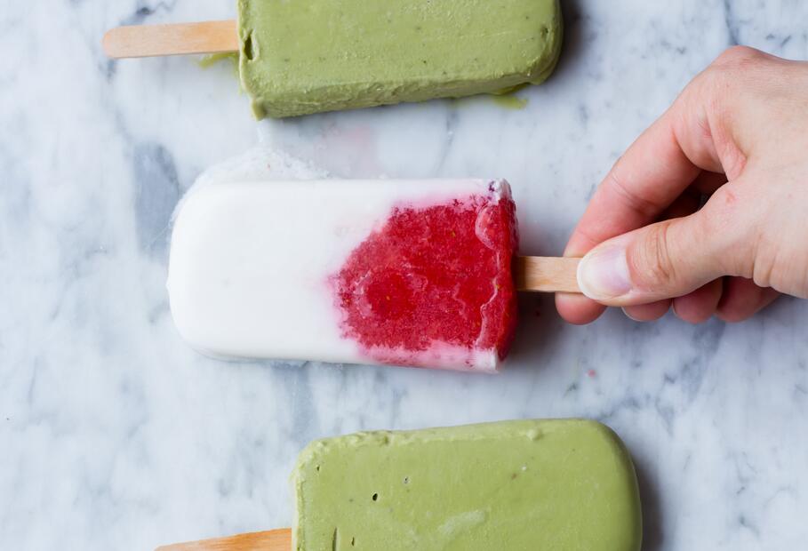 Erdbeer-Pfirsich-Eis am Stiel