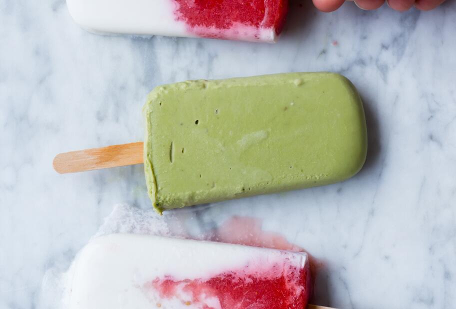 Veganes Matcha-Kokoseis am Stiel