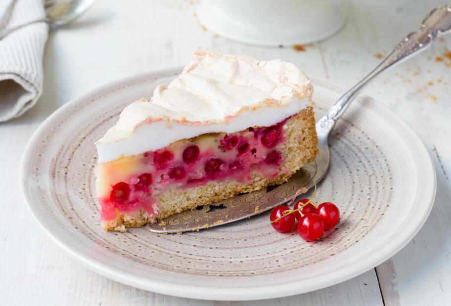 Saftiger Johannisbeerkuchen mit Baiser