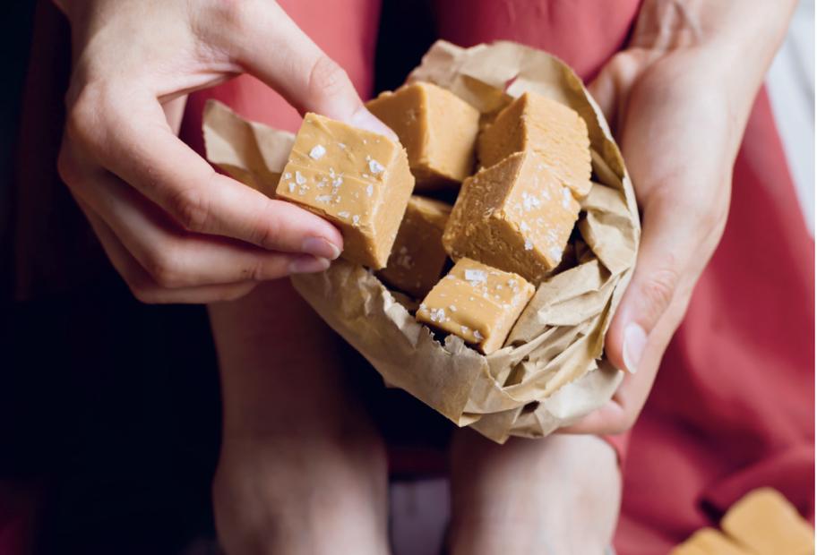 Süßes Karamell-Fudge mit Meersalz