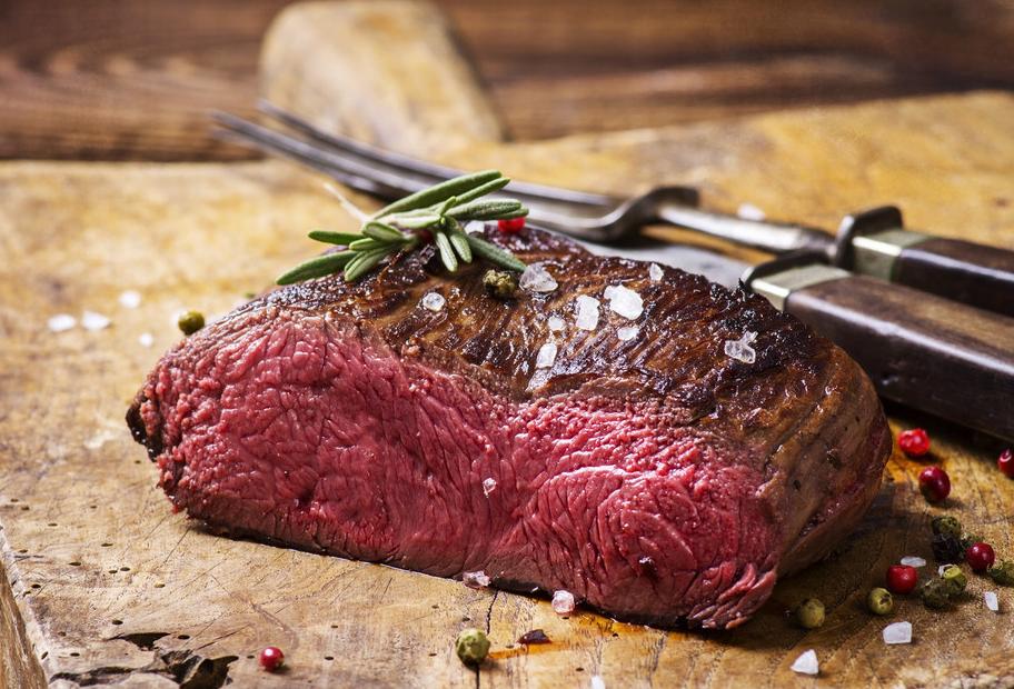 Rehrücken mit Pfefferkruste, glasierten Pastinaken und Champignon-Risotto