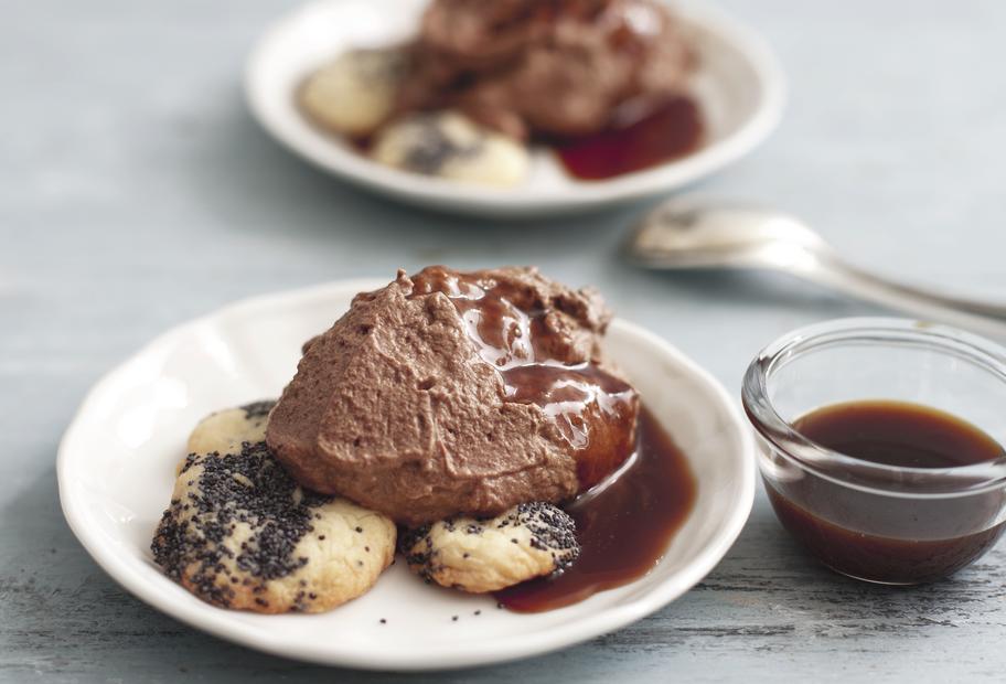 Schokomousse mit Mohntalern und Karamell-Balsamico-Soße
