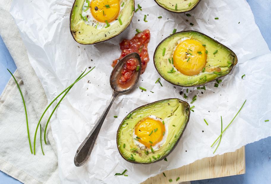 Avocado-Baked-Eggs mit Tomatensalsa