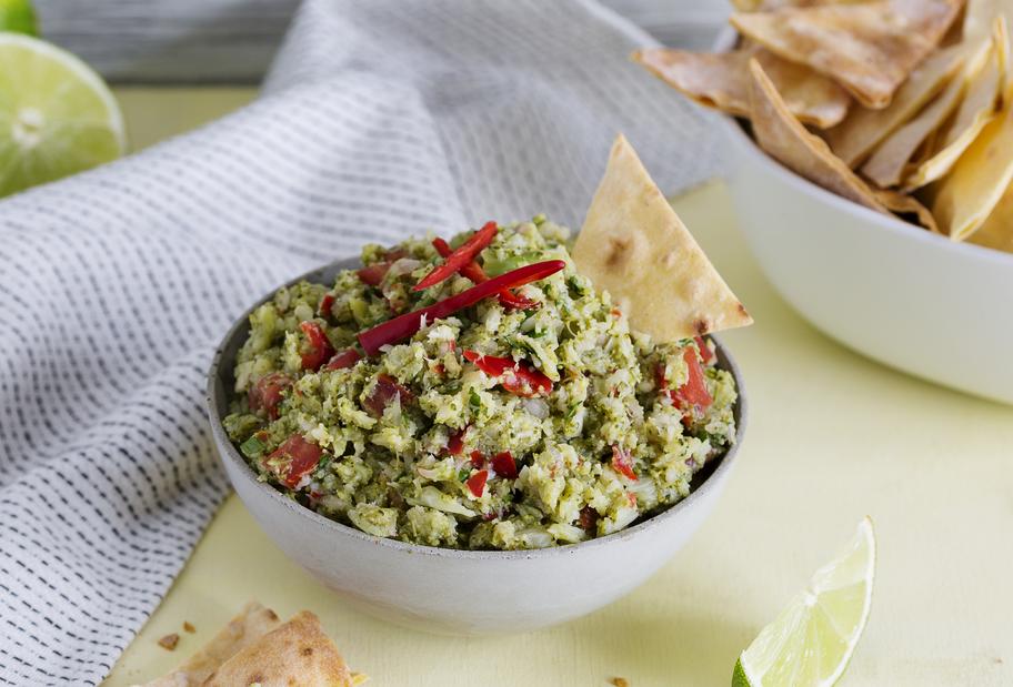 Broccomole mit selbst gemachten Nachochips