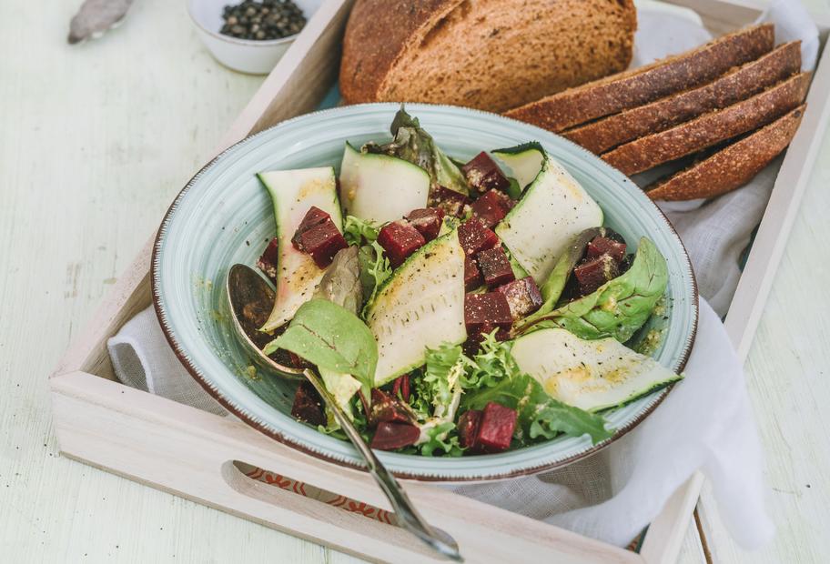Bunter Blattsalat mit Tomaten-Walnuss-Brot