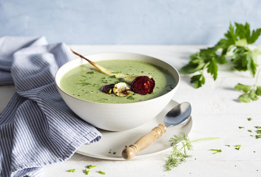 Cremige Kräutersuppe mit Gemüsechips