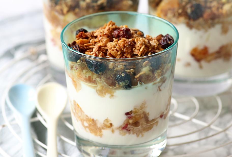 Fruchtjoghurt mit Dinkel-Mandel-Crunch im Glas für den Thermomix®