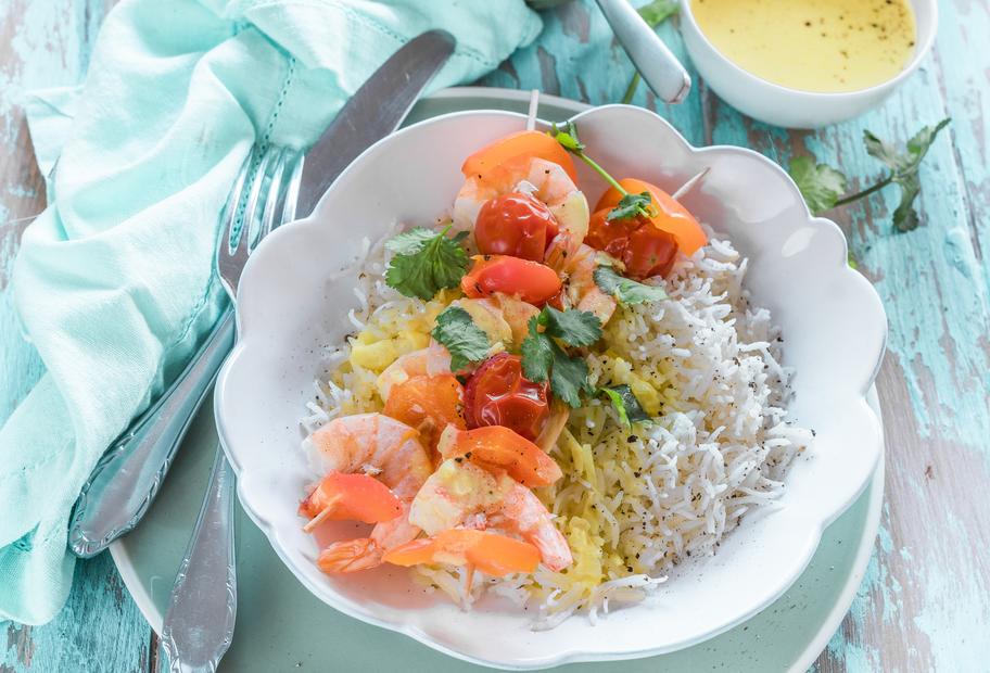 Garnelenspieße mit Gemüse, Reis und Currysoße
