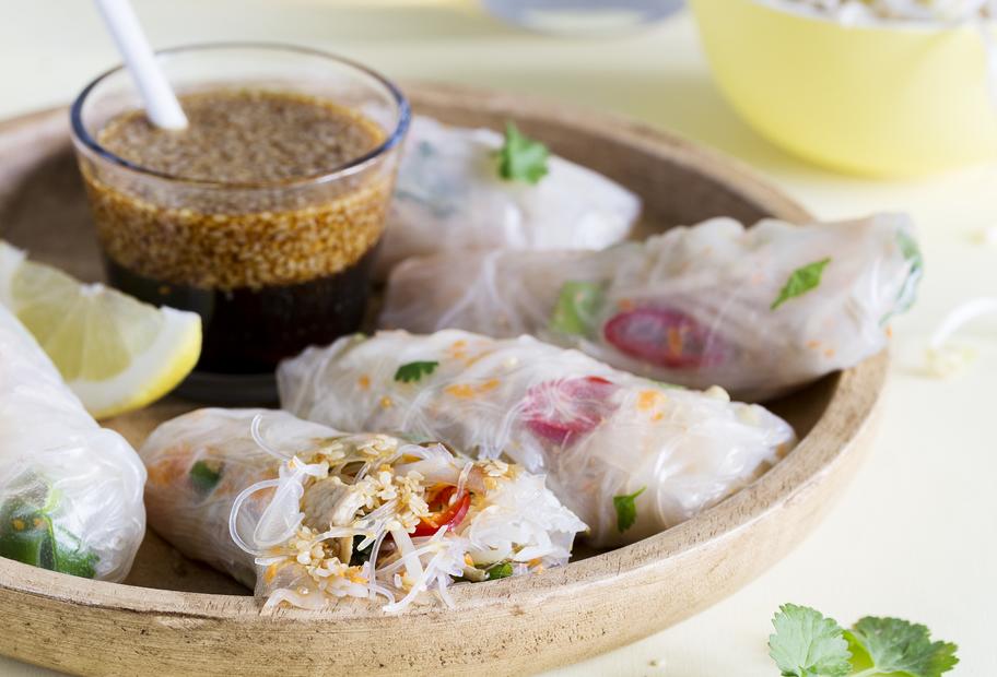Gedämpfte Sommerrollen mit Putenstreifen