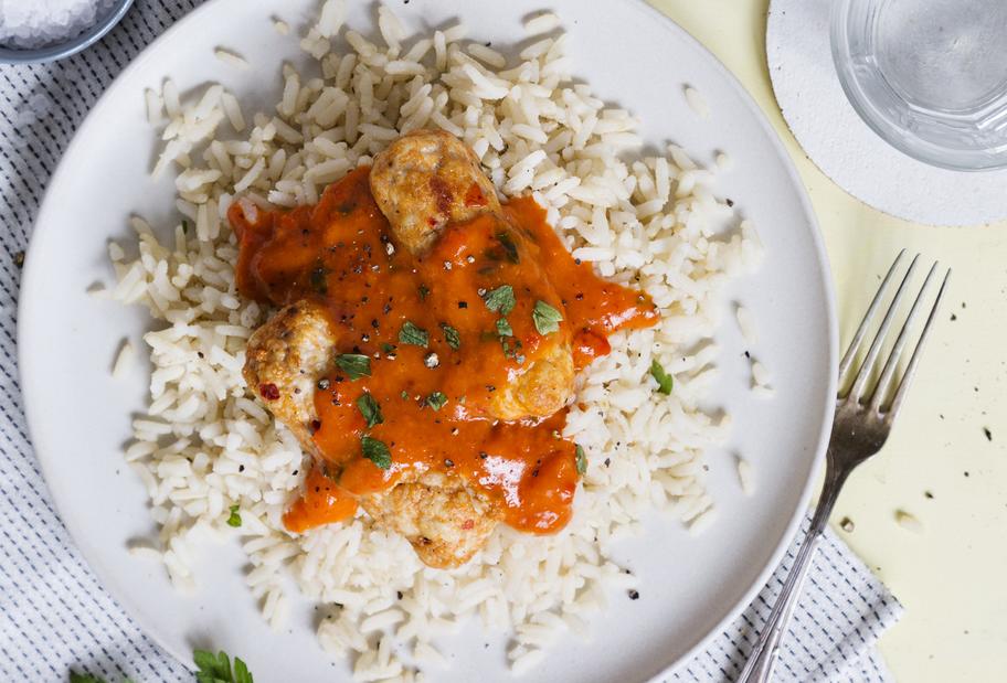 Geflügel-Cevapcici mit Paprikasoße und Vollkornreis