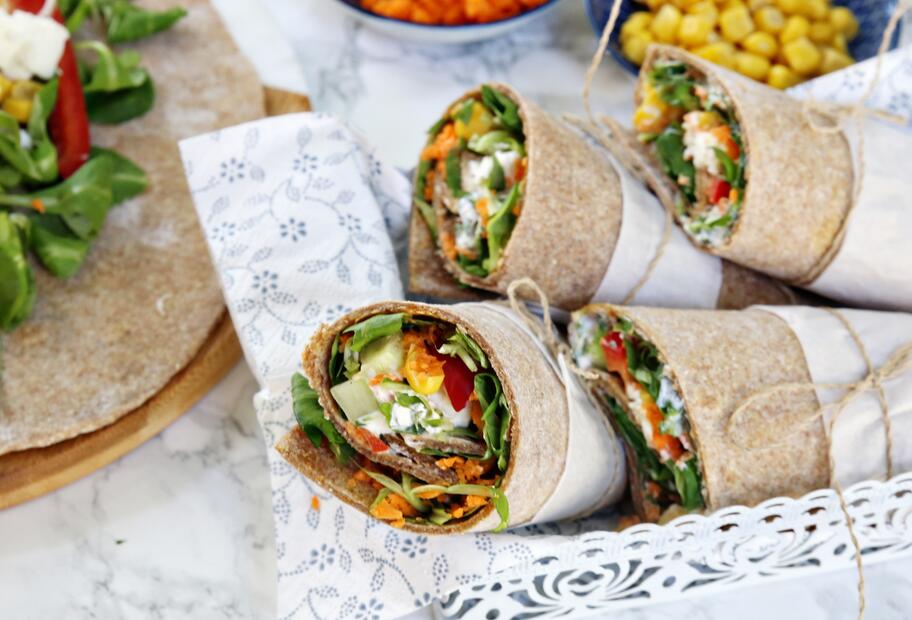 Vollkornwraps mit buntem Gemüse und Feta