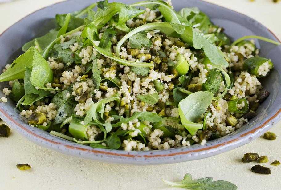 Grüner Couscous-Salat mit Rucola und Pistazien