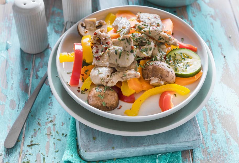 Mariniertes Hähnchen mit buntem Gemüse
