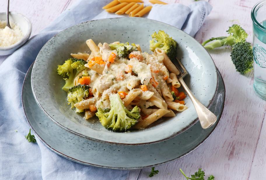 Hähnchen mit Karotten-Brokkoli-Nudeln