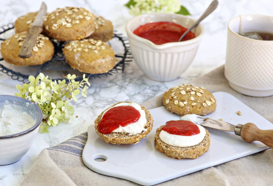 Haferflocken-Scones mit Vanillequark und Beerenmus