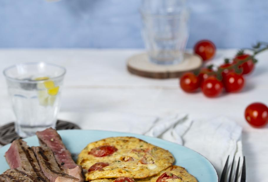 Hüttenkäsetaler mit Tomaten und Steak
