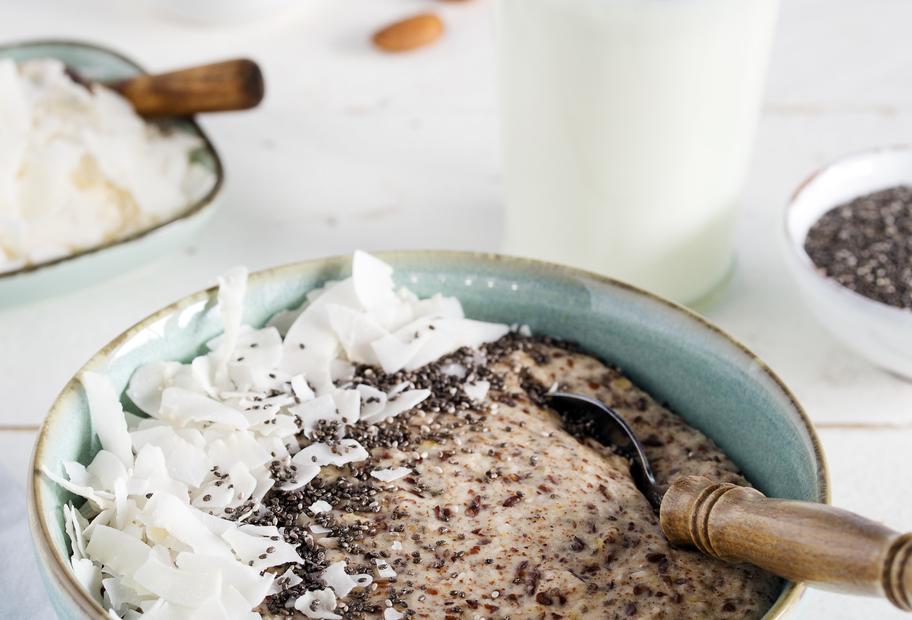Kokos-Mandel-Porridge mit Samen