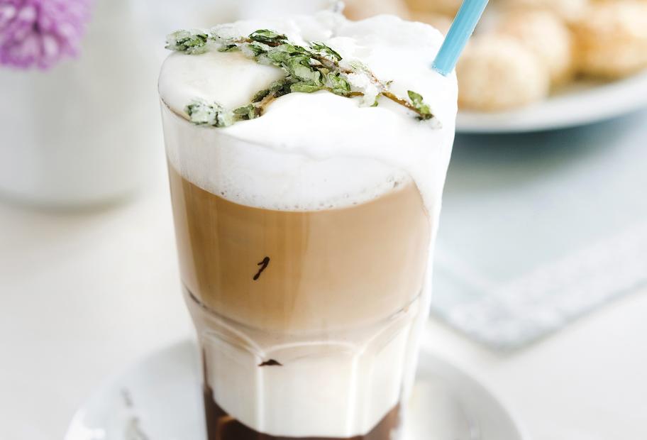 Latte Macchiato mit Zartbitterschokolade und kandiertem Thymian