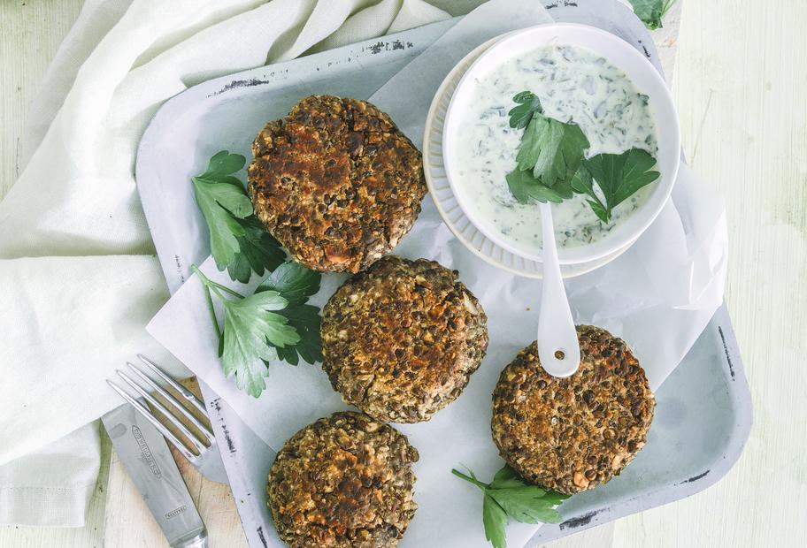 Linsen-Nuss-Bratlinge mit Joghurt-Dip