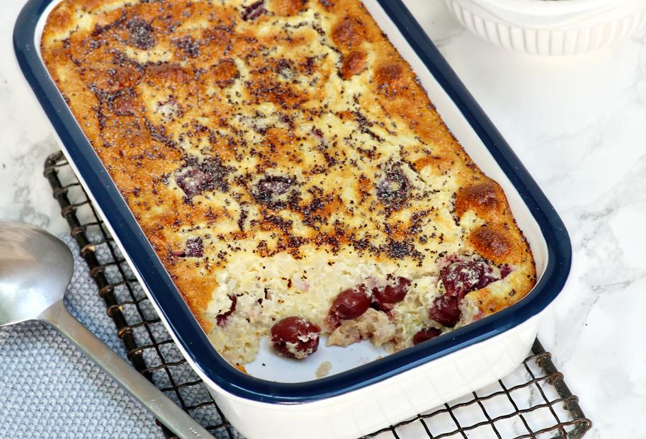 Milchreisauflauf mit Kirschen und Mohn