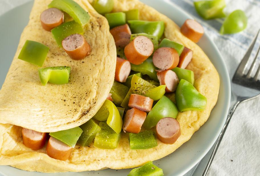 Parmesan-Omelett mit Würstchen