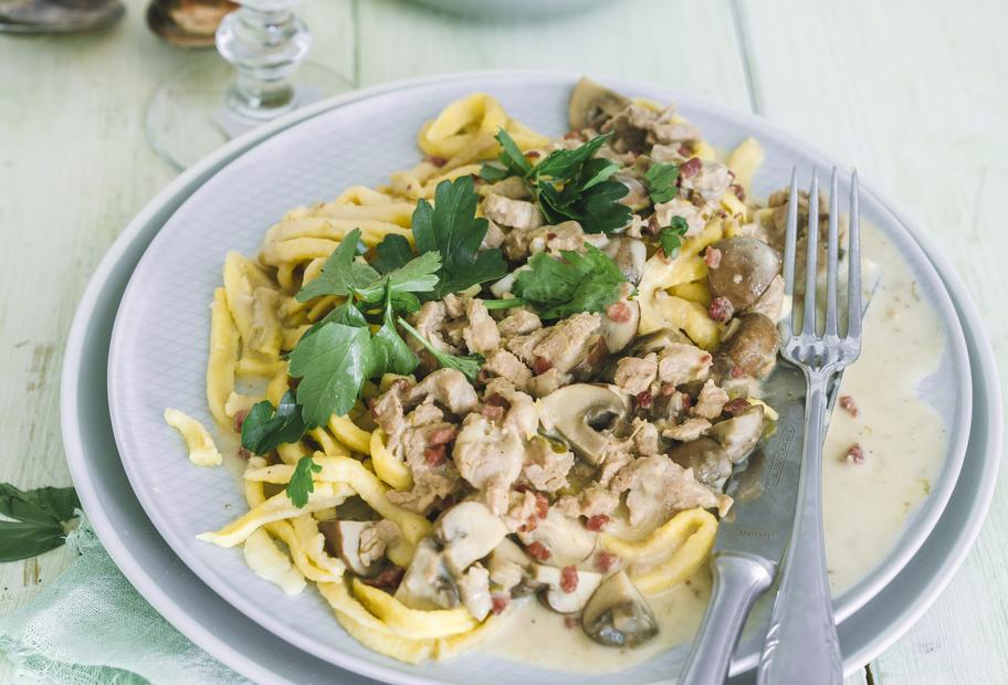 Pilz-Geschnetzeltes mit Schinken zu Spätzle