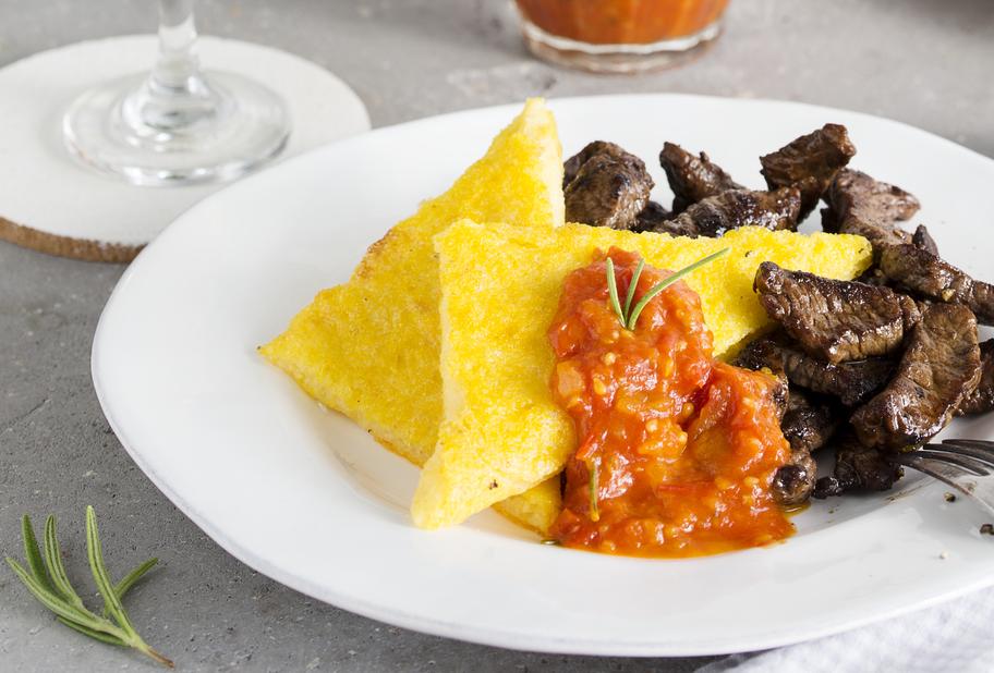 Polenta-Ecken mit Steakstreifen und Tomaten-Rosmarin-Sugo