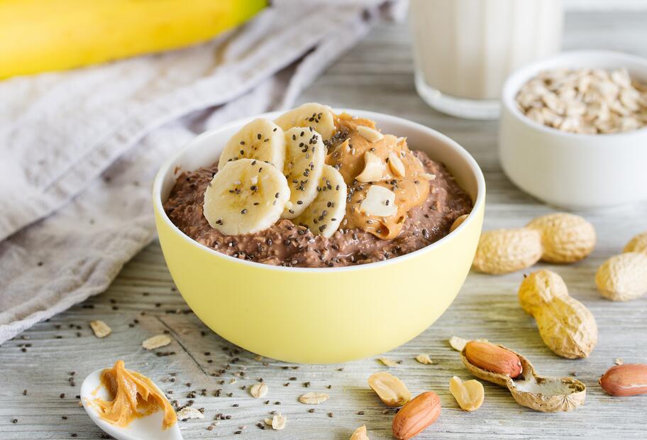Schokoladige Protein-Overnight-Oats mit Erdbnussbutter