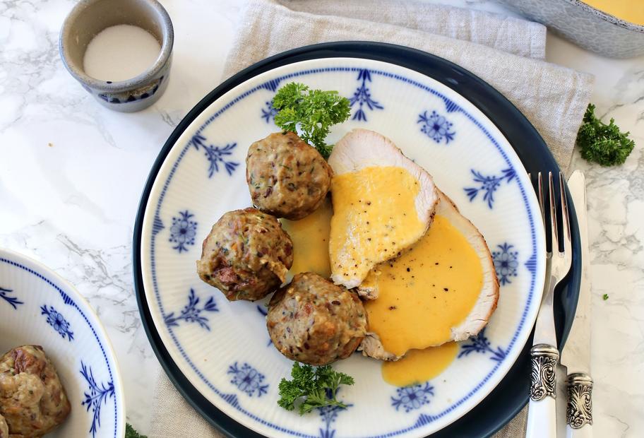 Putenschmorbraten mit Vollkorn-Semmelknödeln