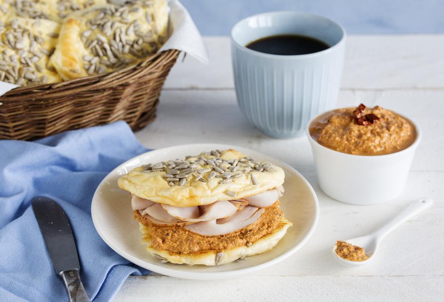 Quark-Ei-Brötchen mit Antipasti-Aufstrich und Putenbrust