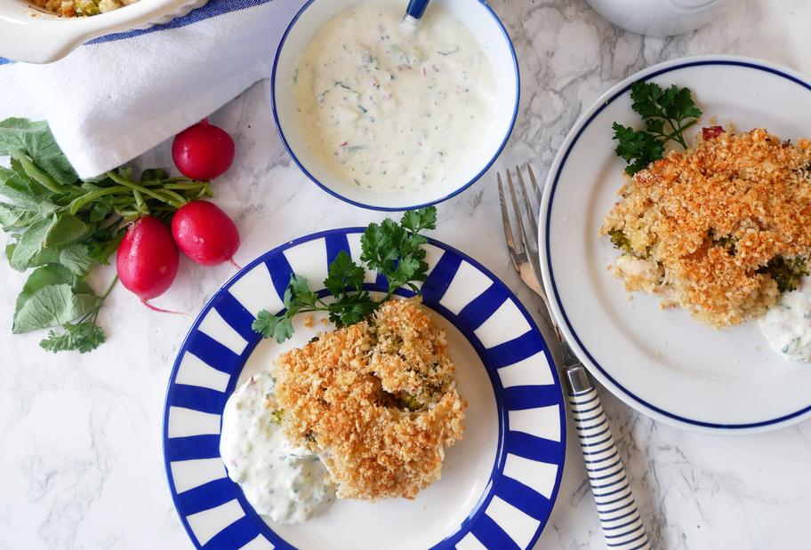 Quinoa-Brokkoli-Gratin mit Käse-Brot-Bröseln und Quarkdip