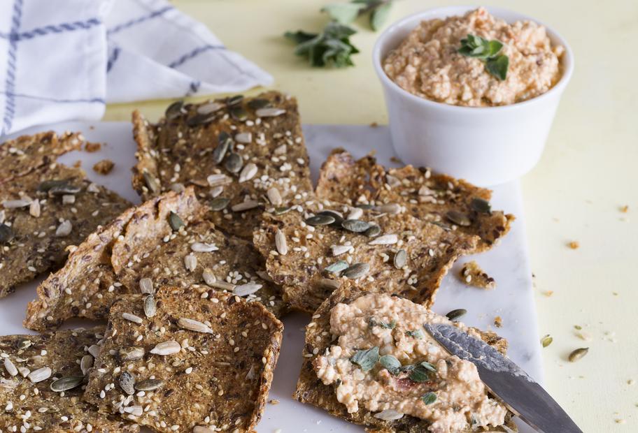 Quinoa-Reis-Knäckebrot mit Tomaten-Hüttenkäse